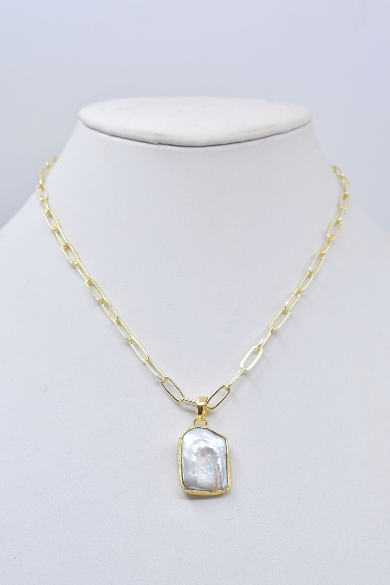 Collet Pearl Necklace with Cable Chain
